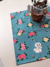 Load image into Gallery viewer, Table Mat Kitty And Roses - whoami
